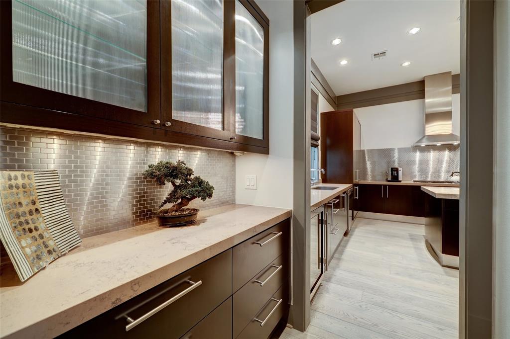 1743 Sunset Boulevard