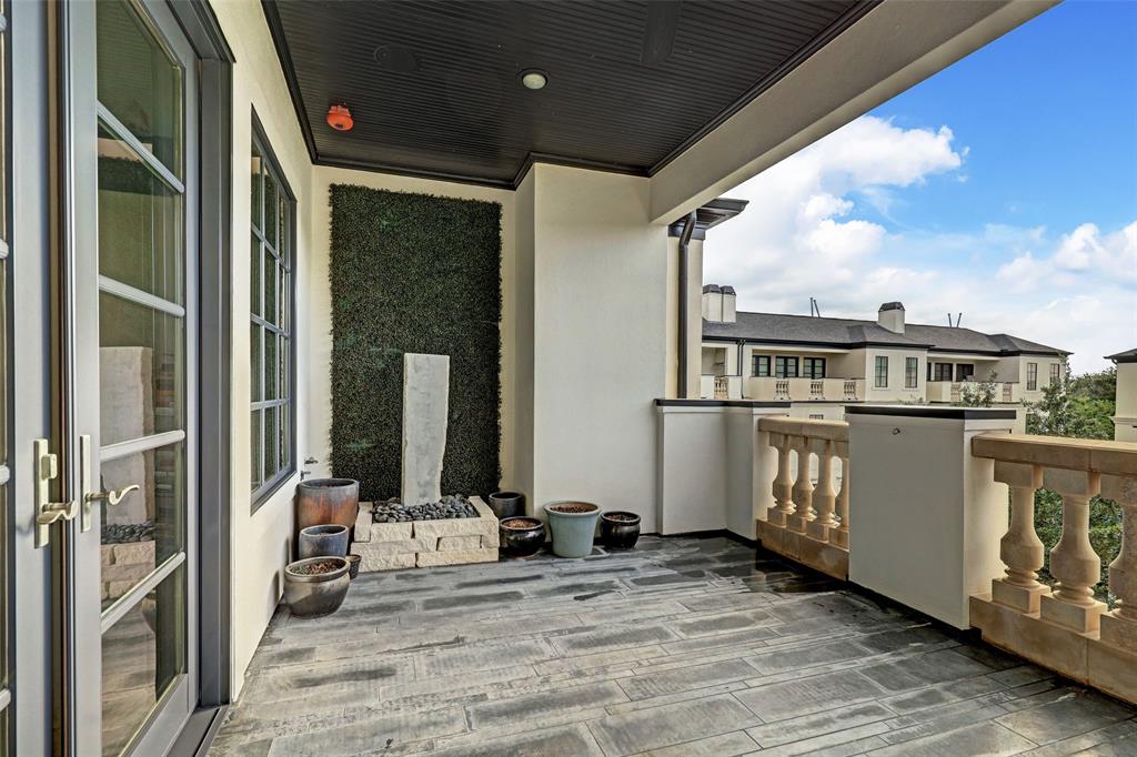 1743 Sunset Boulevard