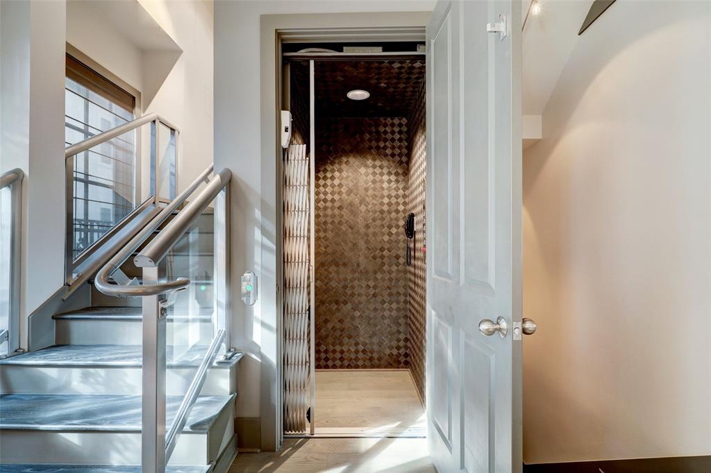 1743 Sunset Boulevard