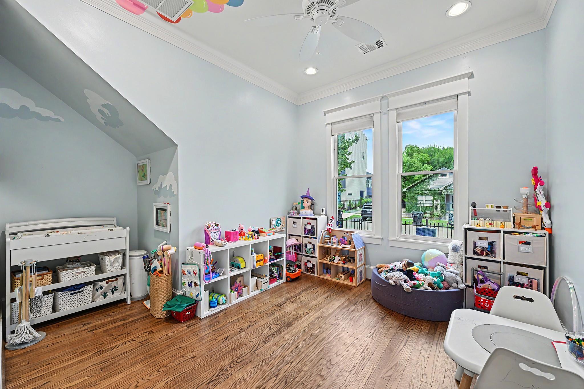 504 W 10th Street