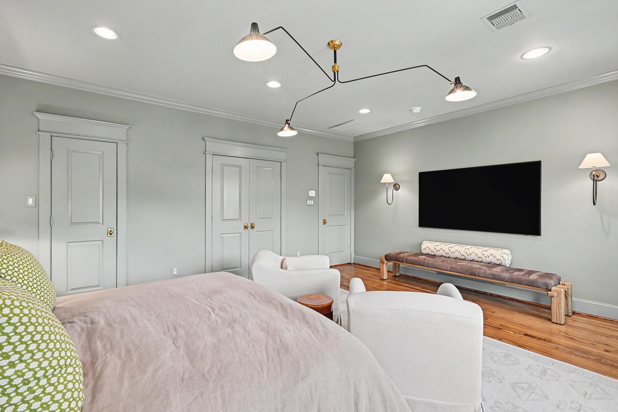 504 W 10th Street