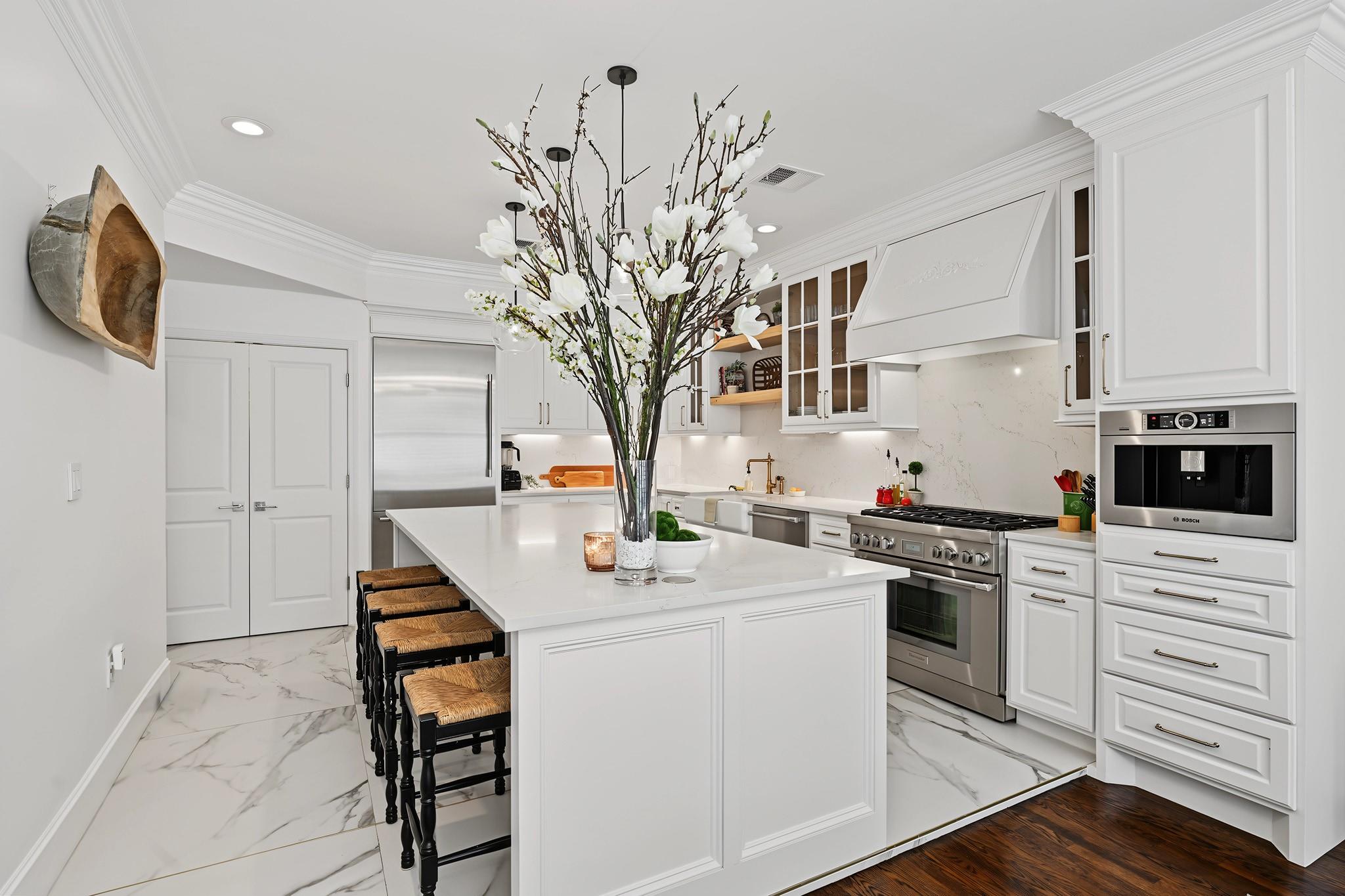 2216 Amberly Court