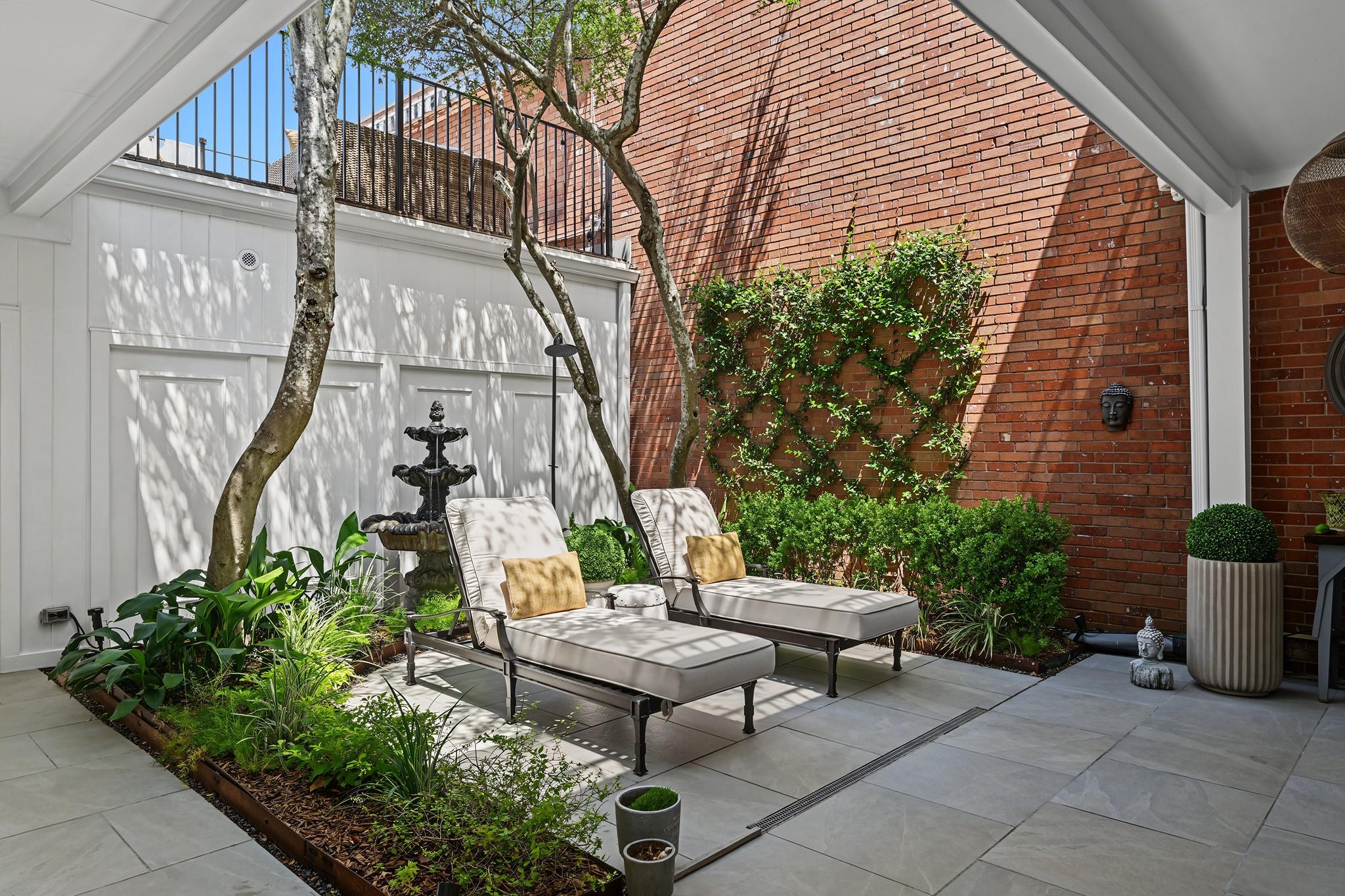 2216 Amberly Court