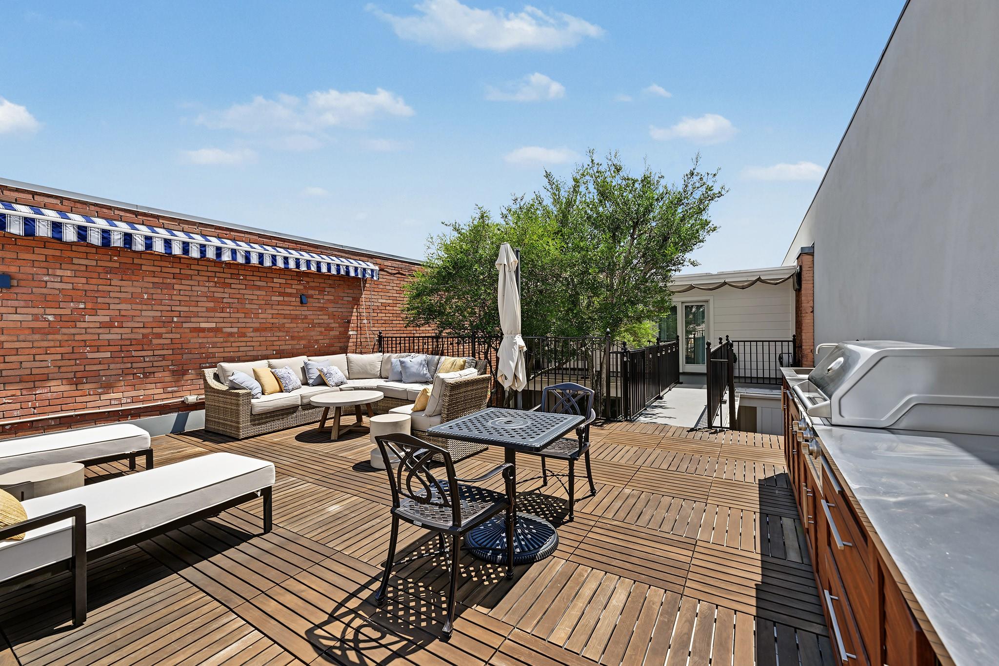 2216 Amberly Court
