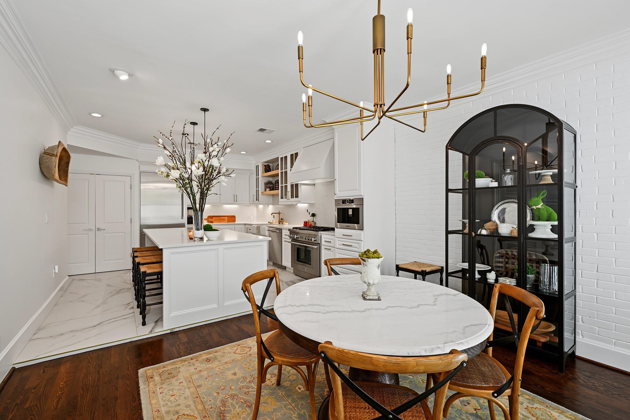 2216 Amberly Court