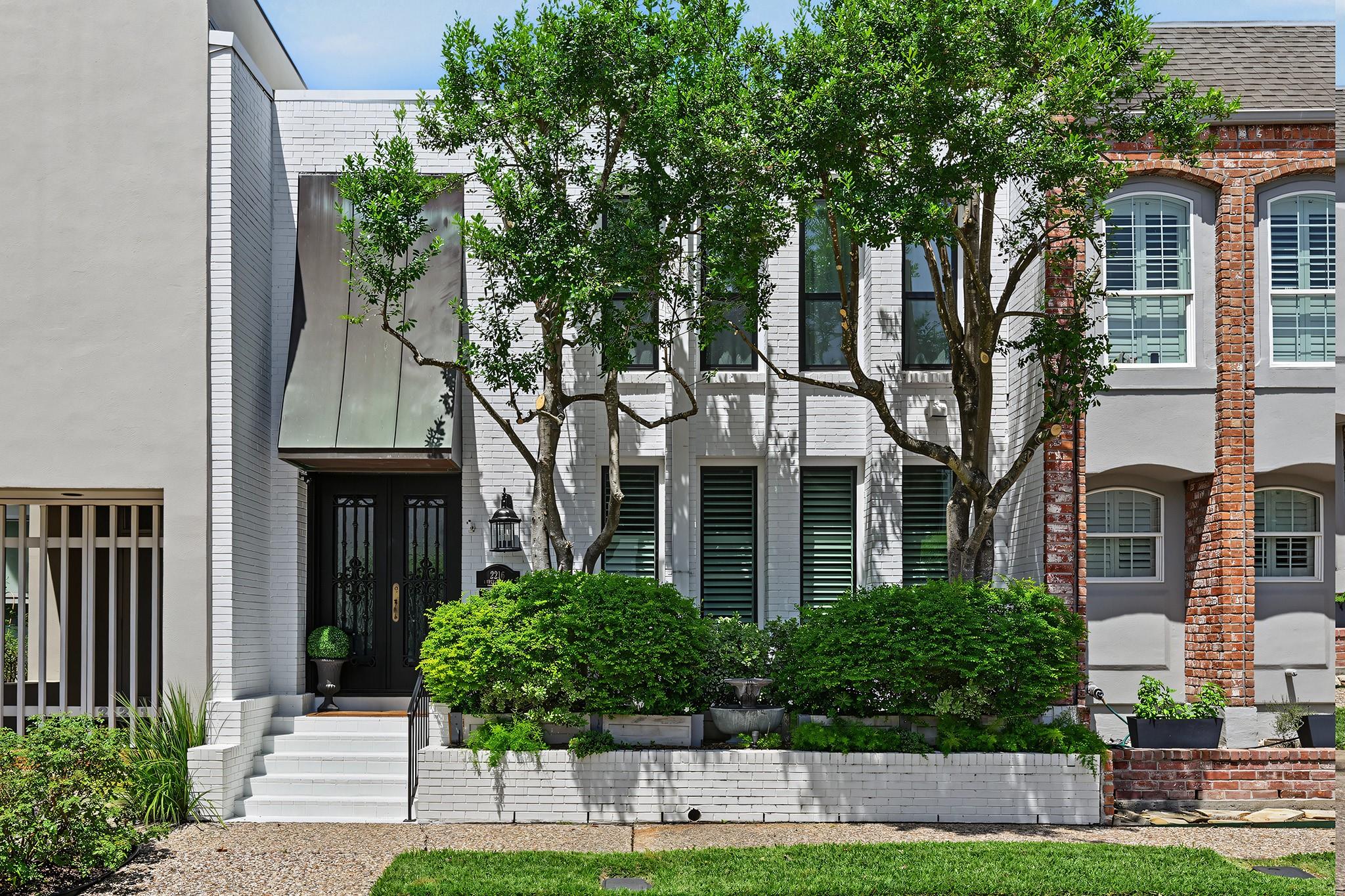 2216 Amberly Court