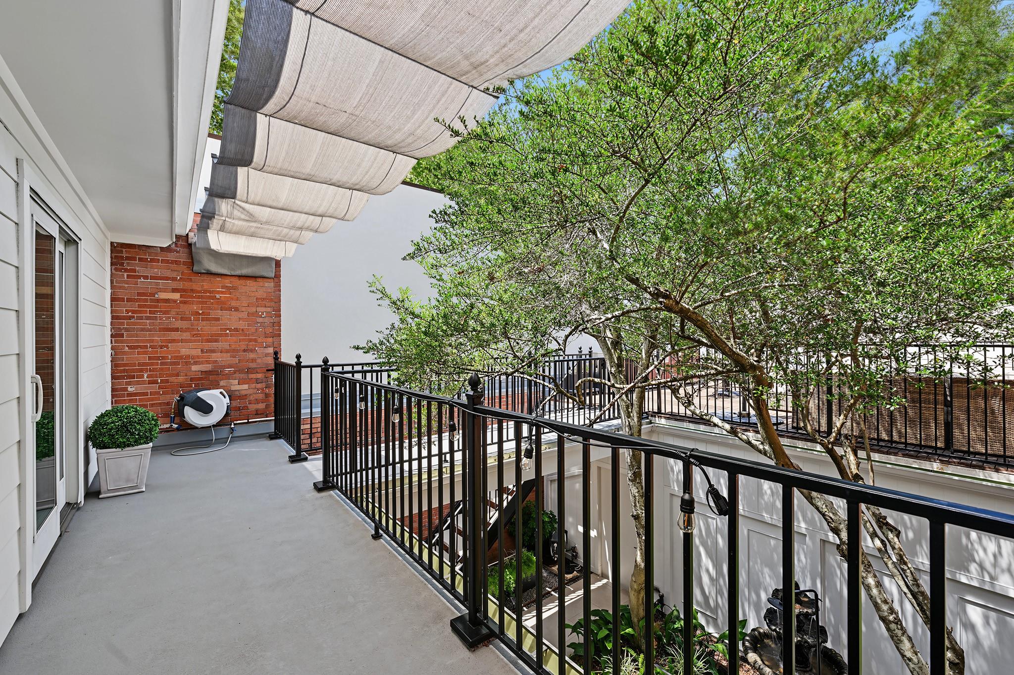 2216 Amberly Court