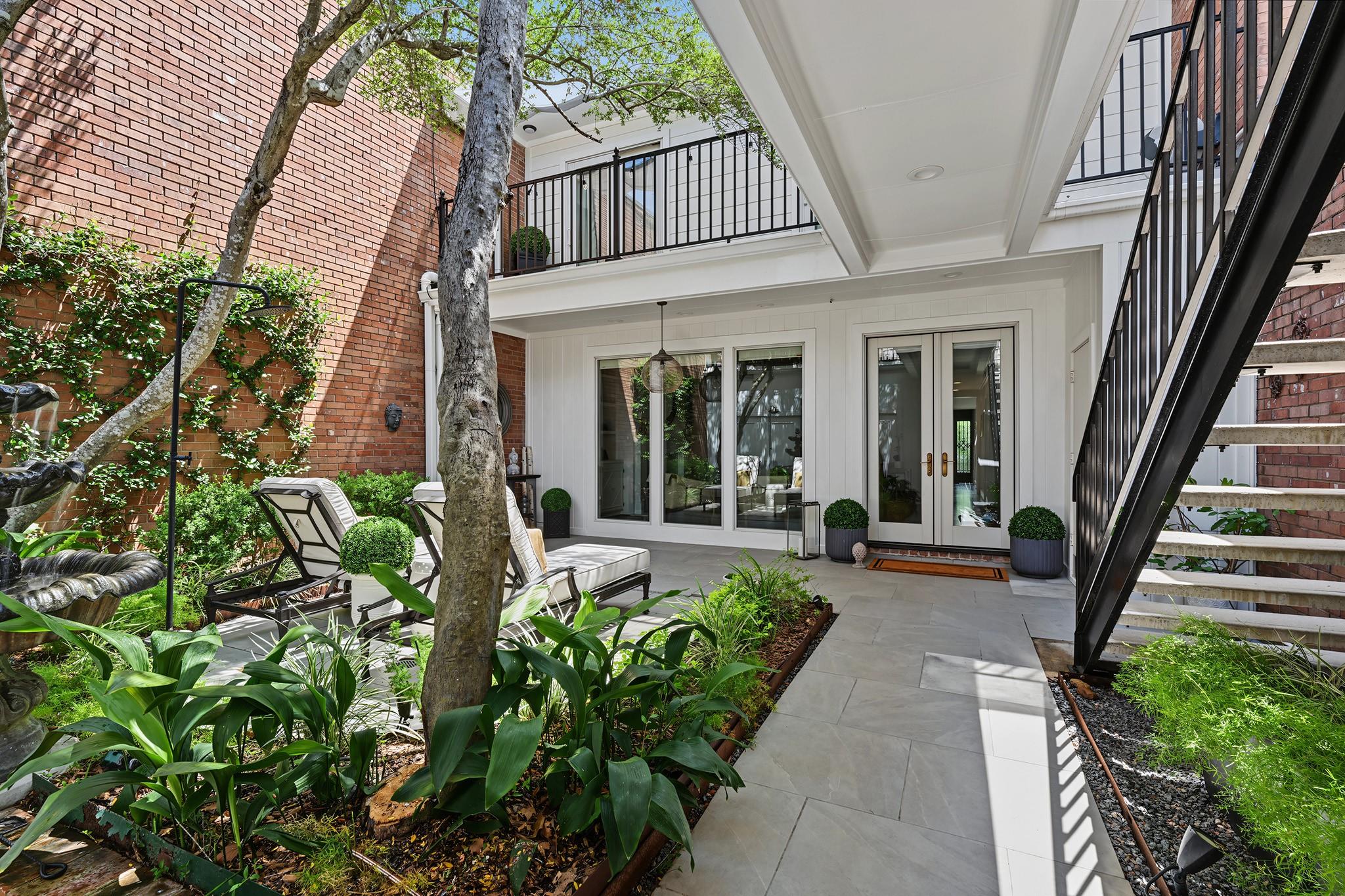 2216 Amberly Court