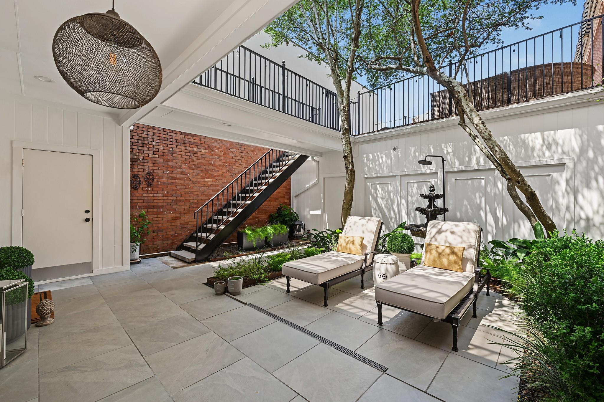 2216 Amberly Court