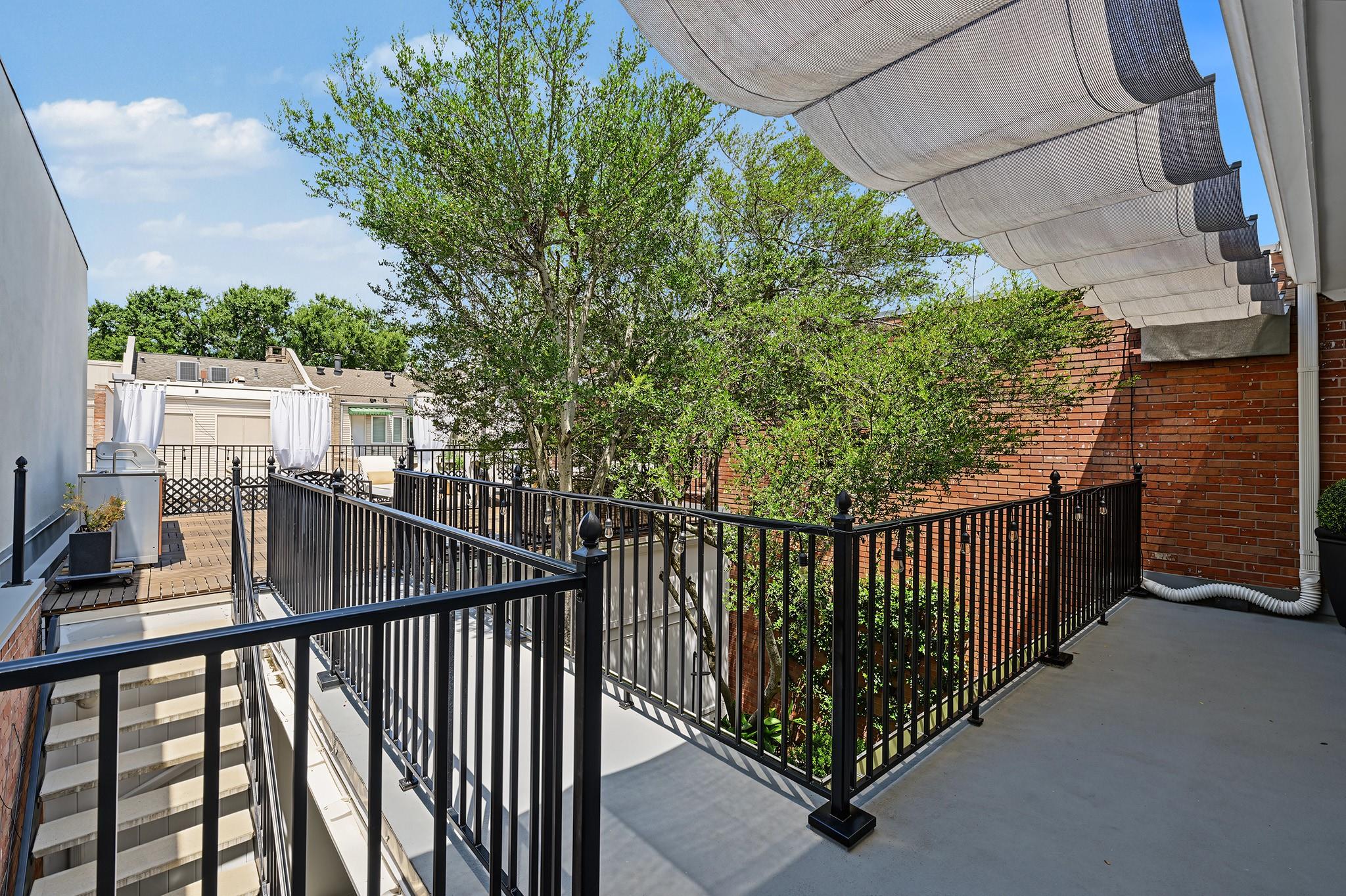 2216 Amberly Court