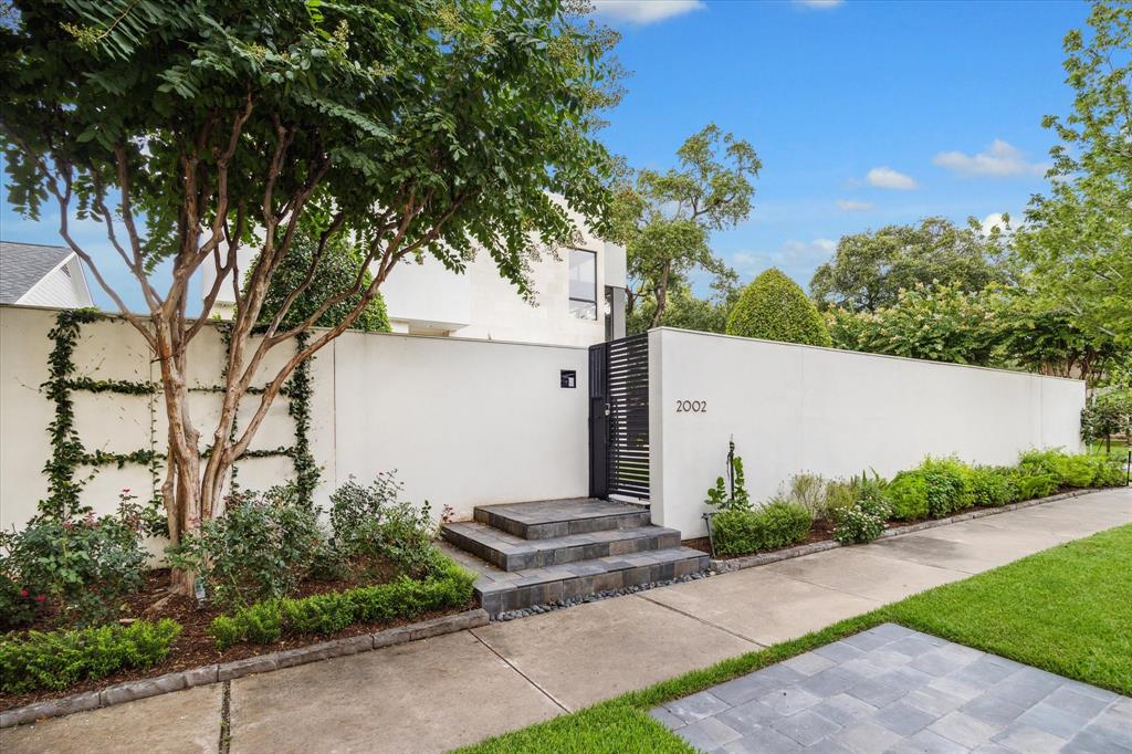 2002 Dunstan Road