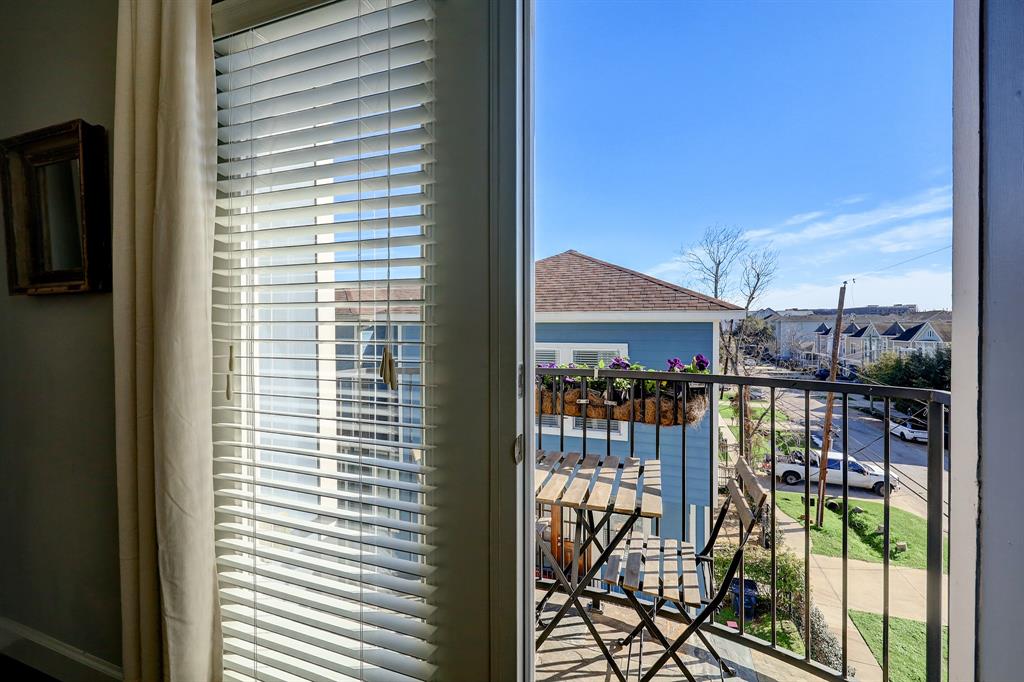 1437 W 25th Street