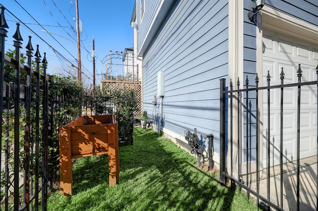 1437 W 25th Street