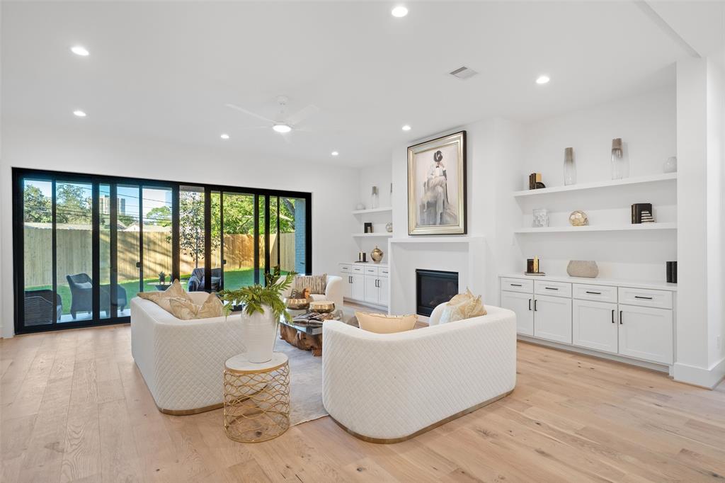 3774 Sunset Boulevard