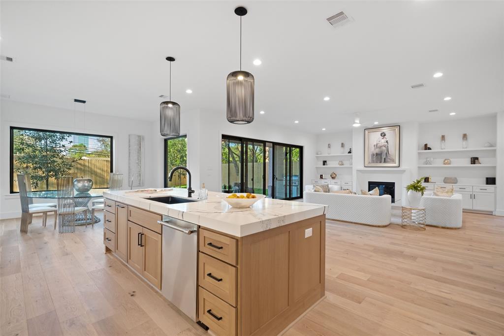 3774 Sunset Boulevard