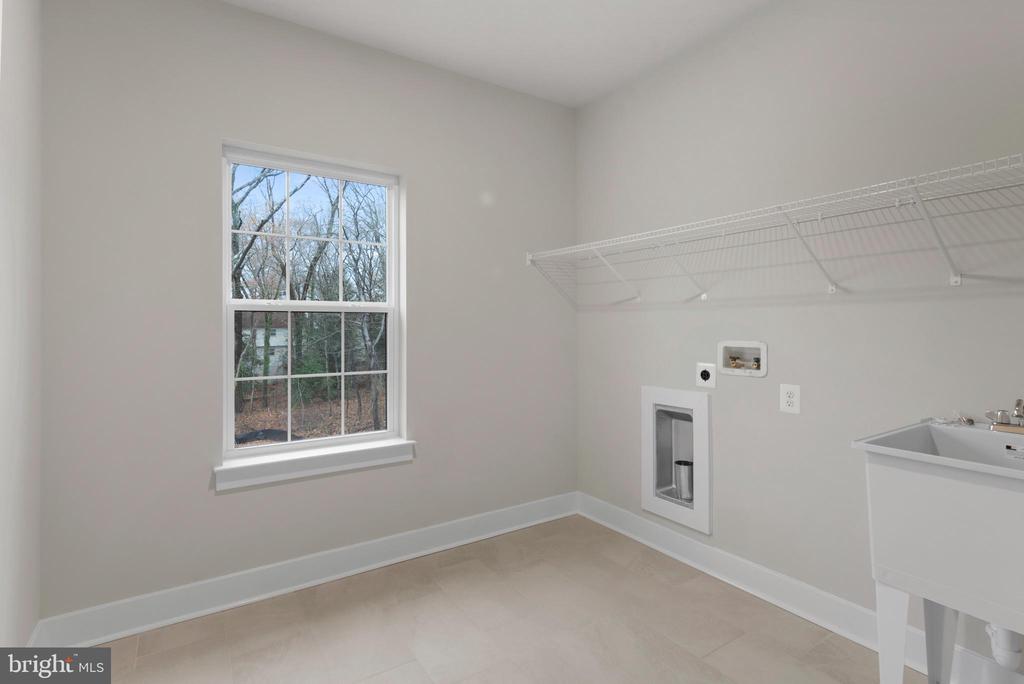 11 Stratford Dr