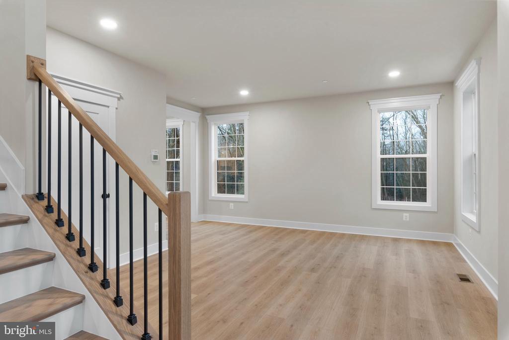 11 Stratford Dr
