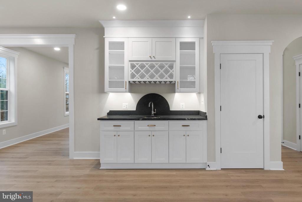 11 Stratford Dr