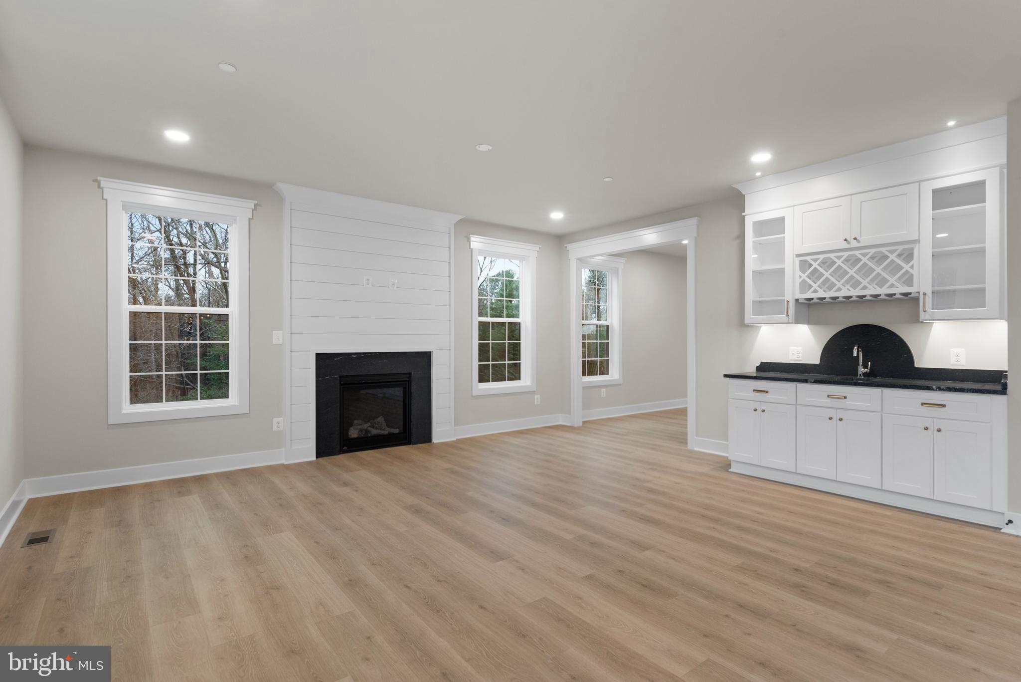11 Stratford Dr