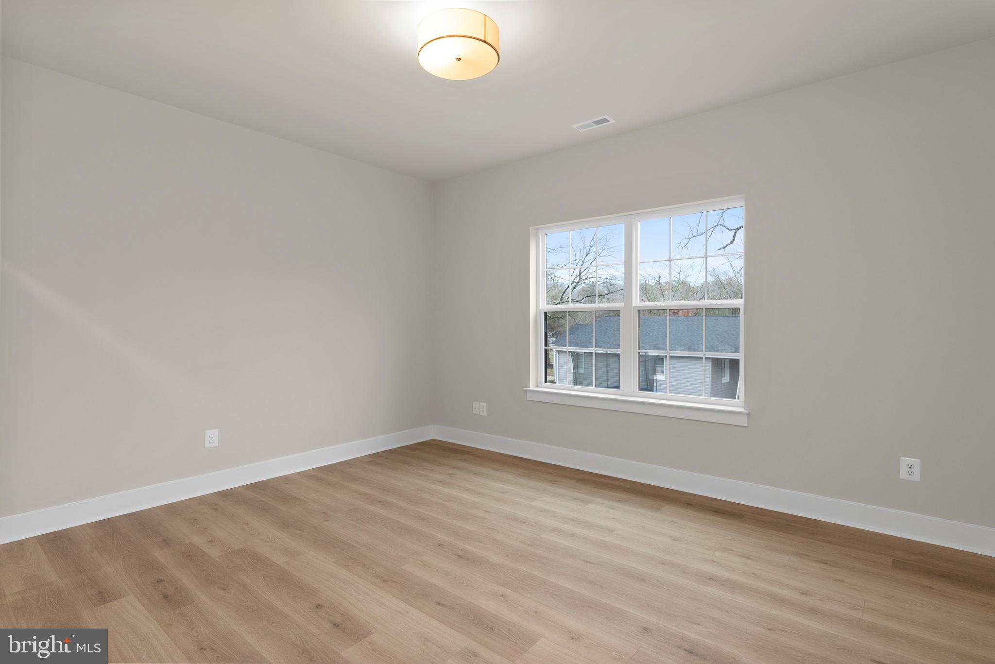 11 Stratford Dr