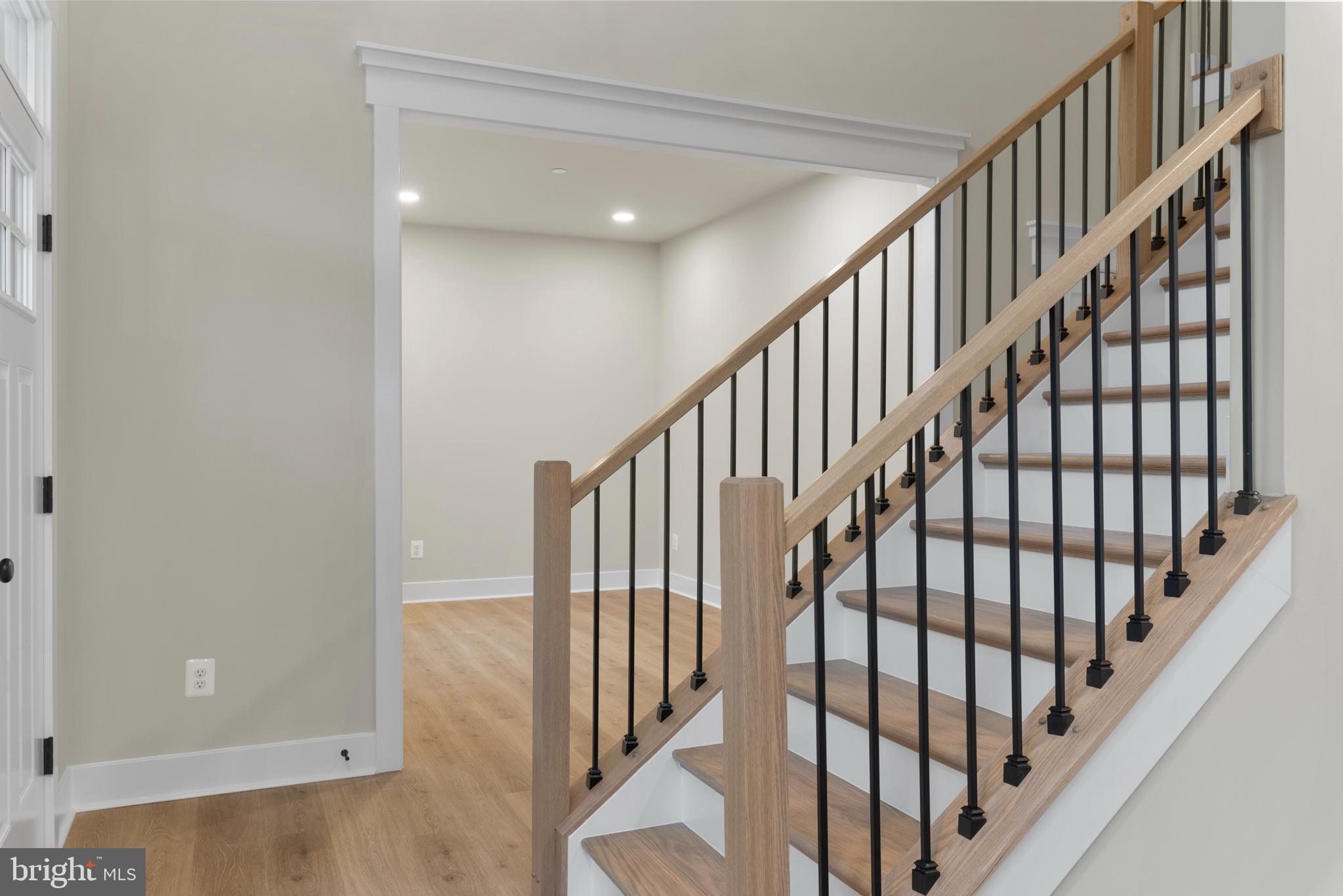 11 Stratford Dr