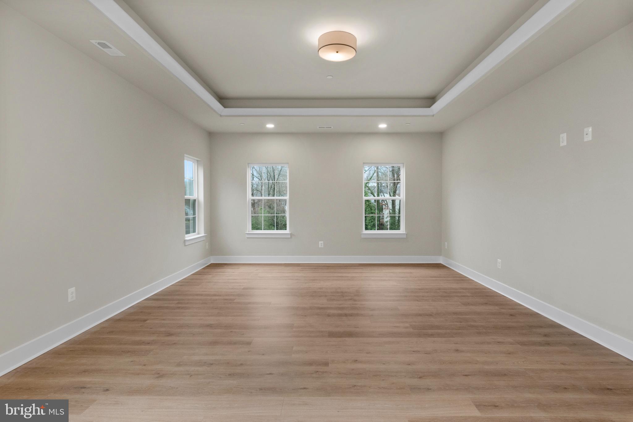 11 Stratford Dr