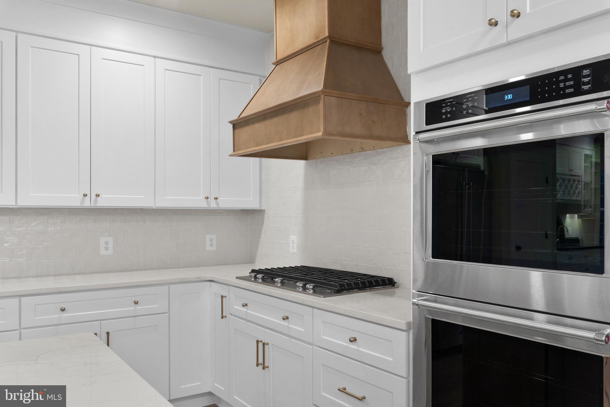 11 Stratford Dr