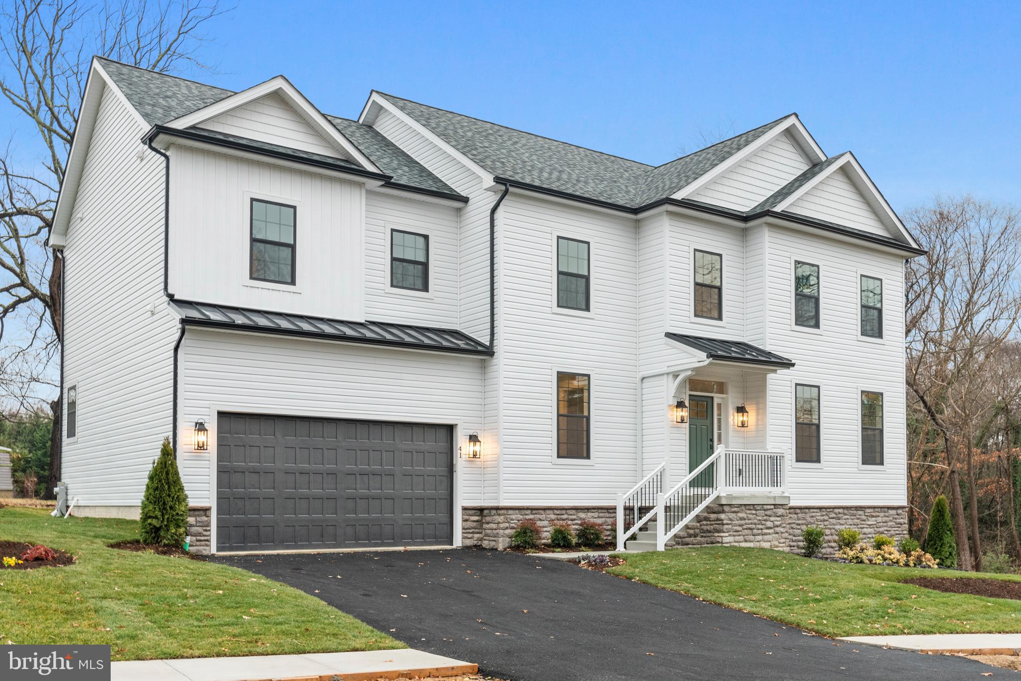 11 Stratford Dr