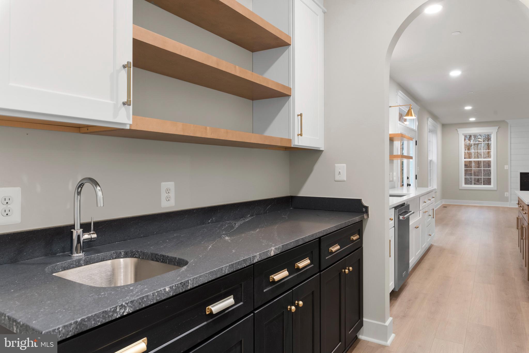11 Stratford Dr