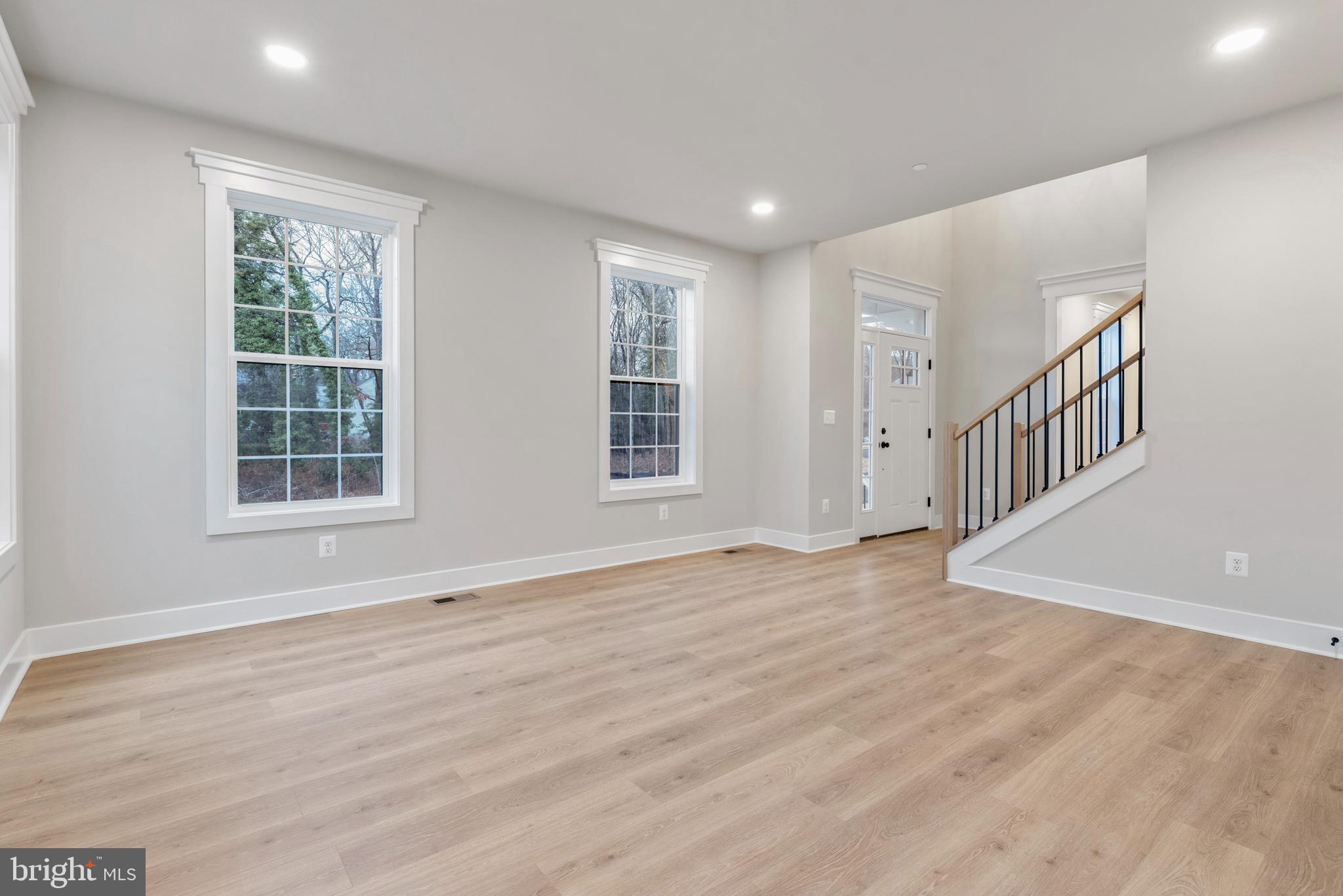 11 Stratford Dr