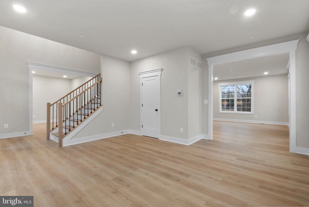 11 Stratford Dr