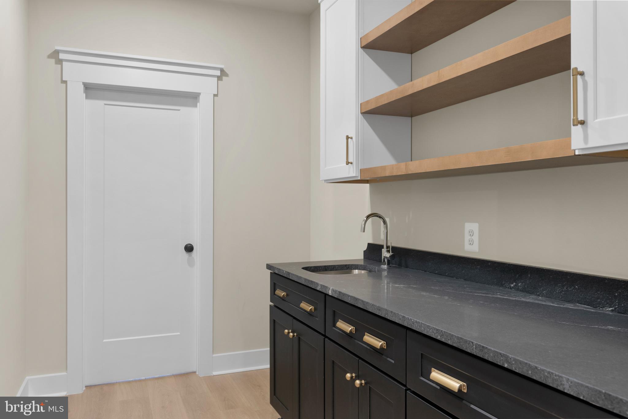 11 Stratford Dr