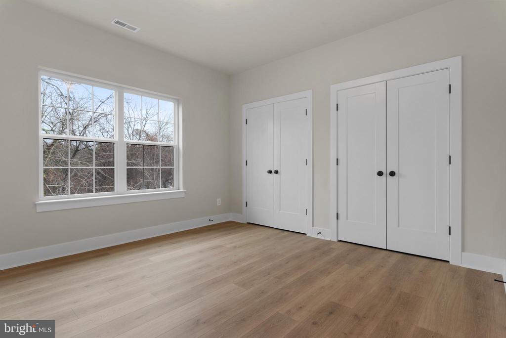 11 Stratford Dr