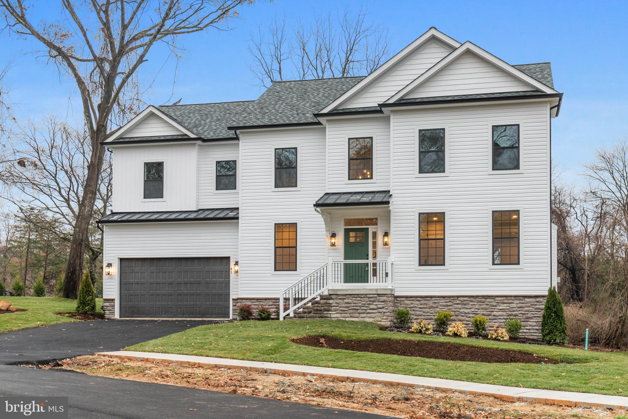 11 Stratford Dr