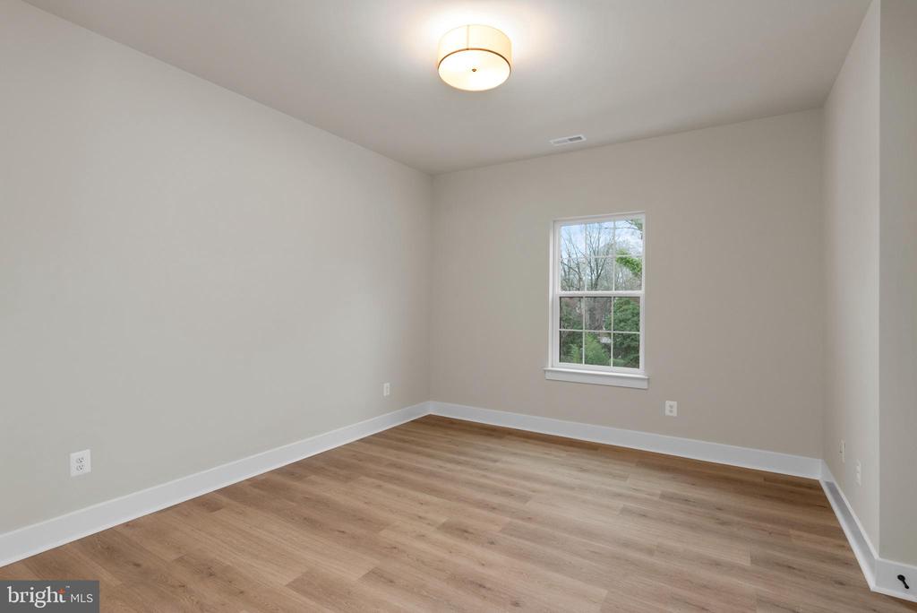 11 Stratford Dr