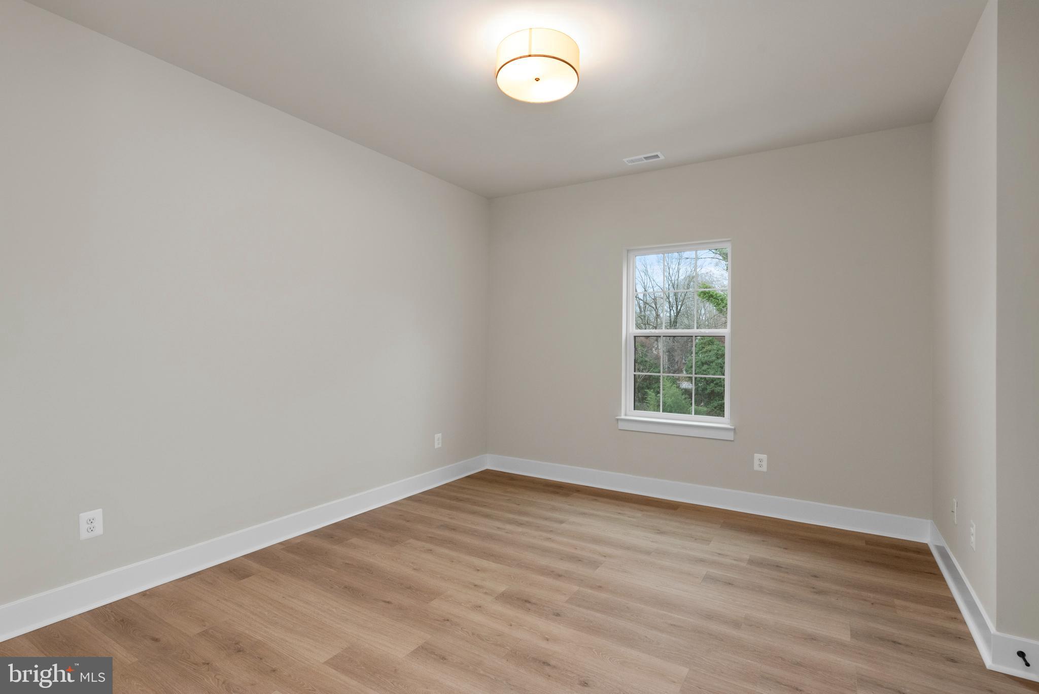11 Stratford Dr