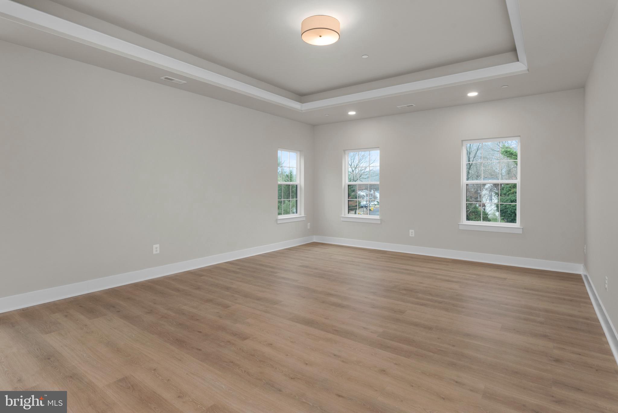 11 Stratford Dr