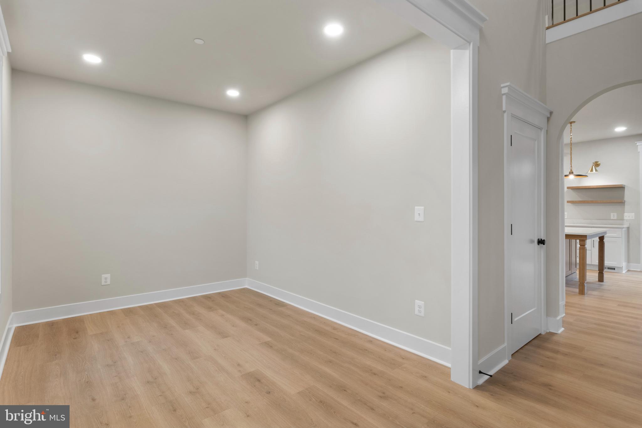 11 Stratford Dr