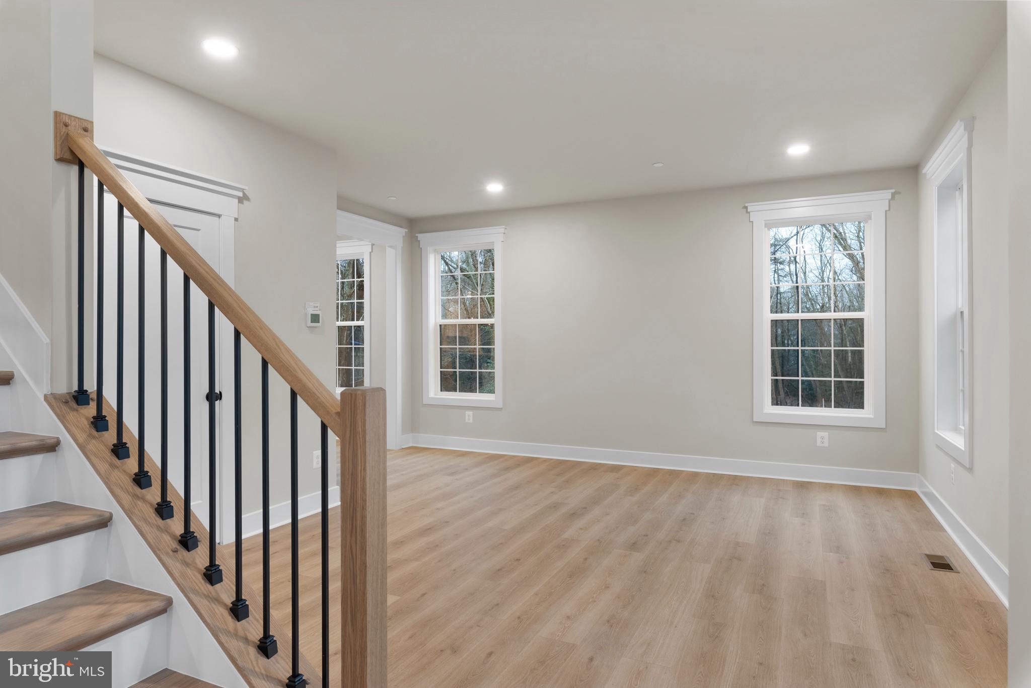 11 Stratford Dr