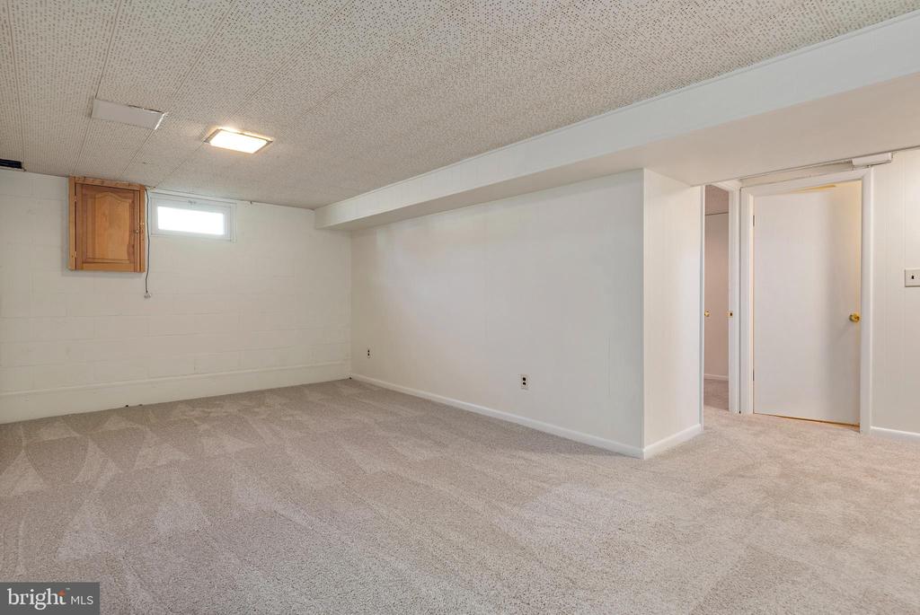 746 WARREN DRIVE