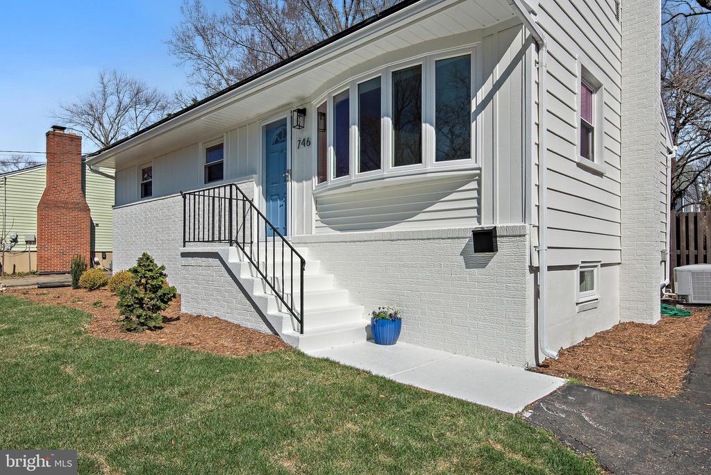 746 WARREN DRIVE