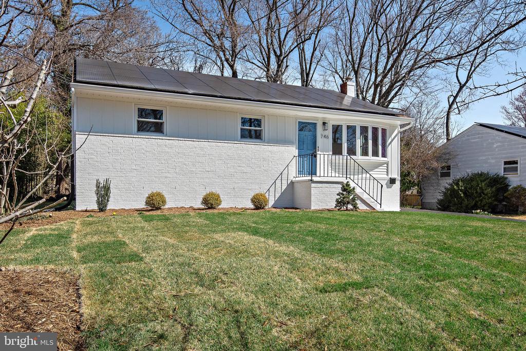 746 WARREN DRIVE
