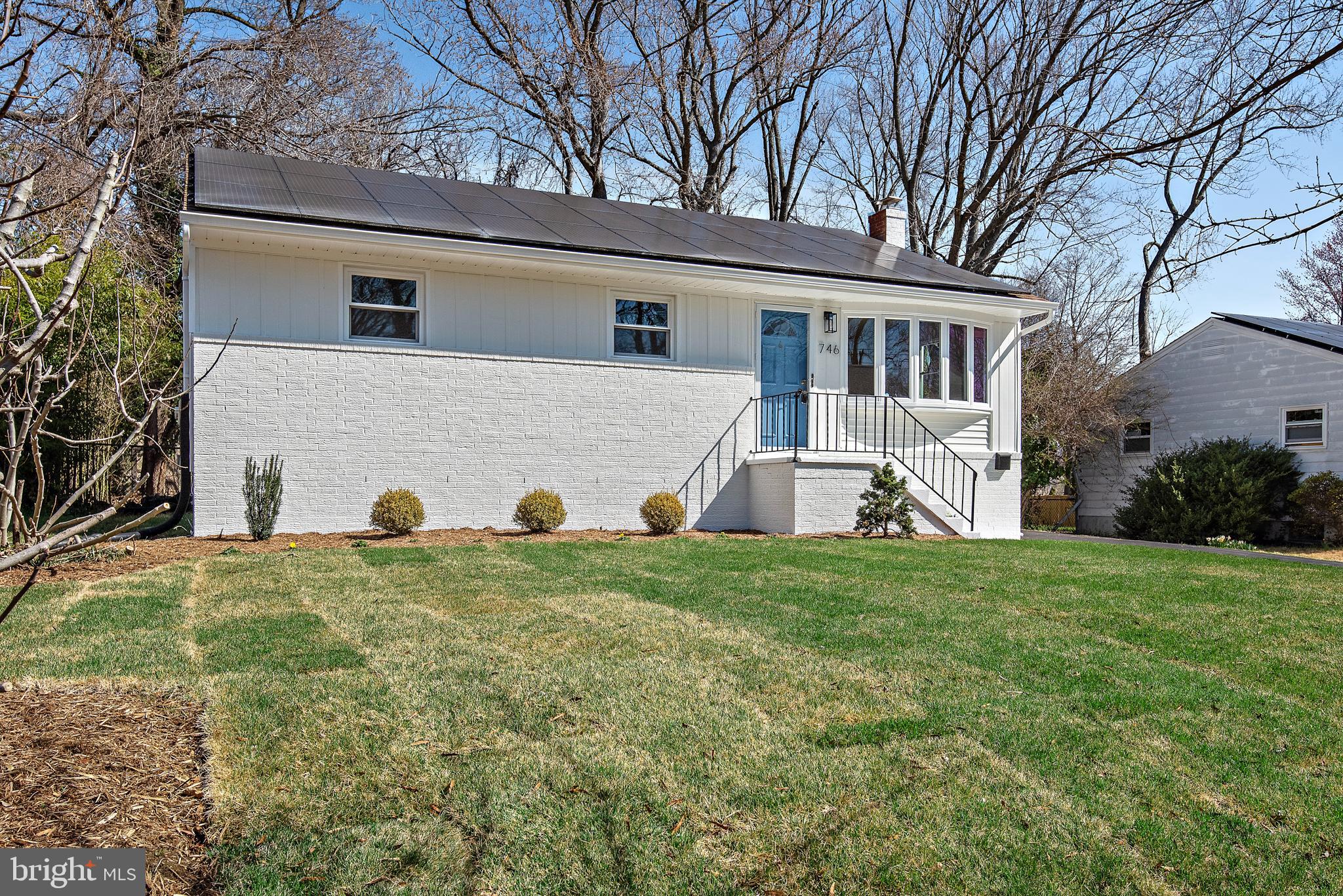 746 WARREN DRIVE