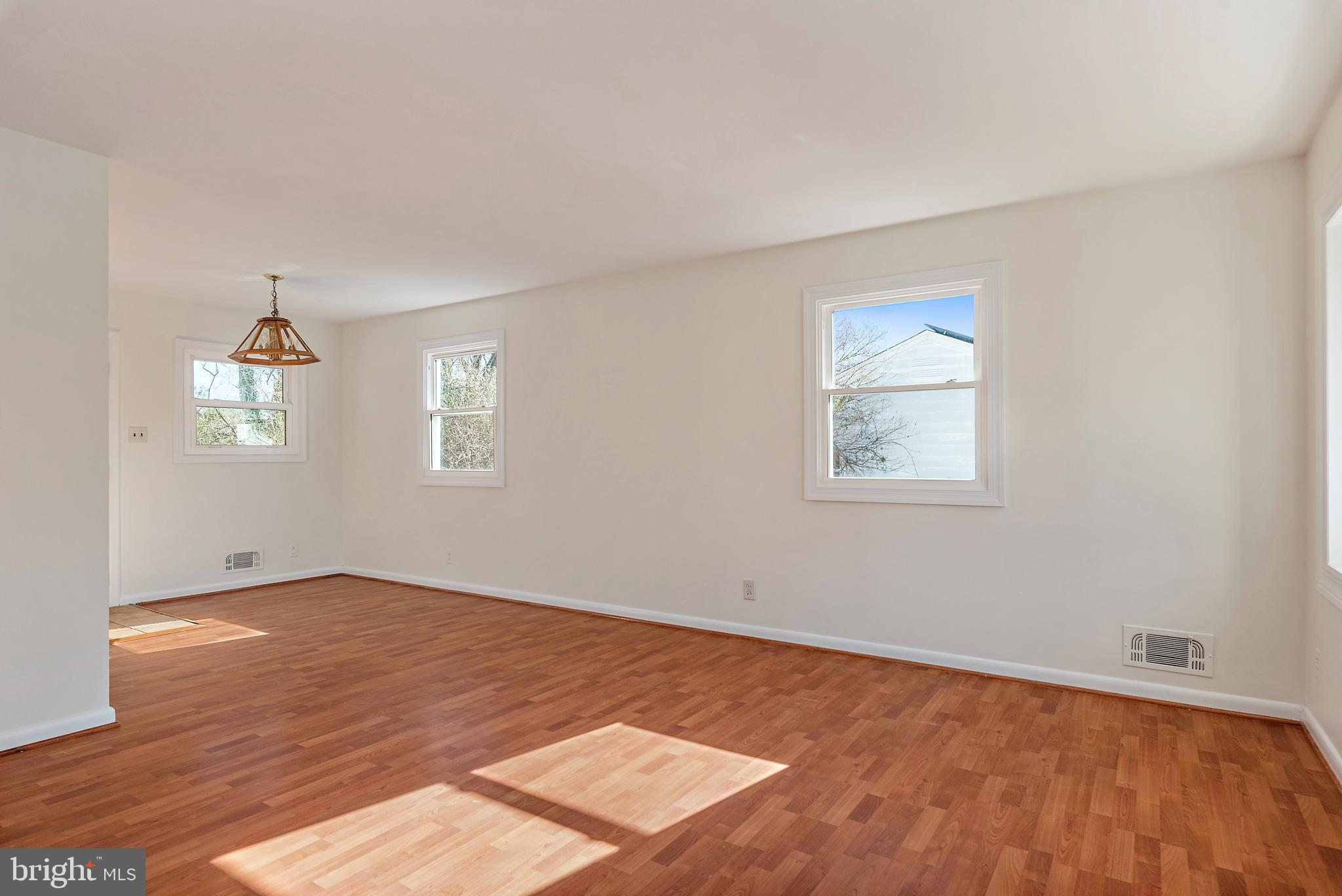 746 WARREN DRIVE
