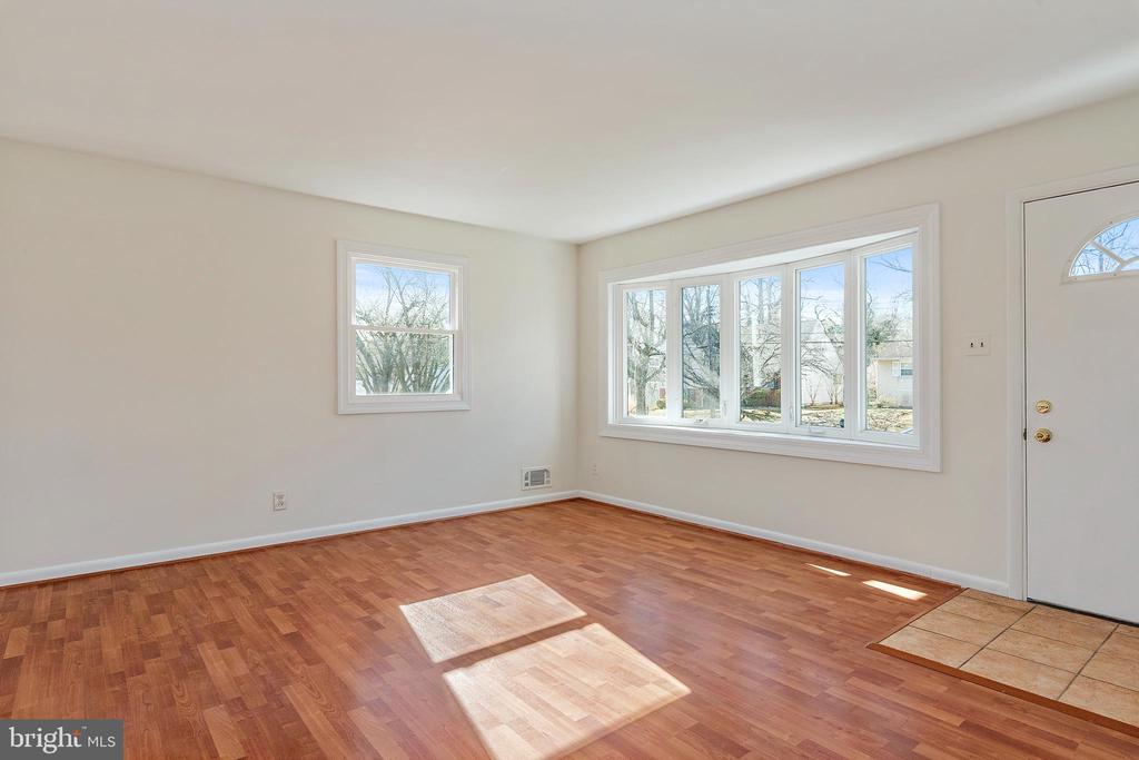 746 WARREN DRIVE