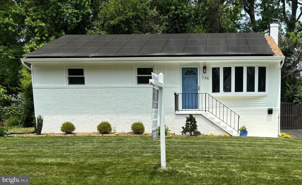 746 WARREN DRIVE