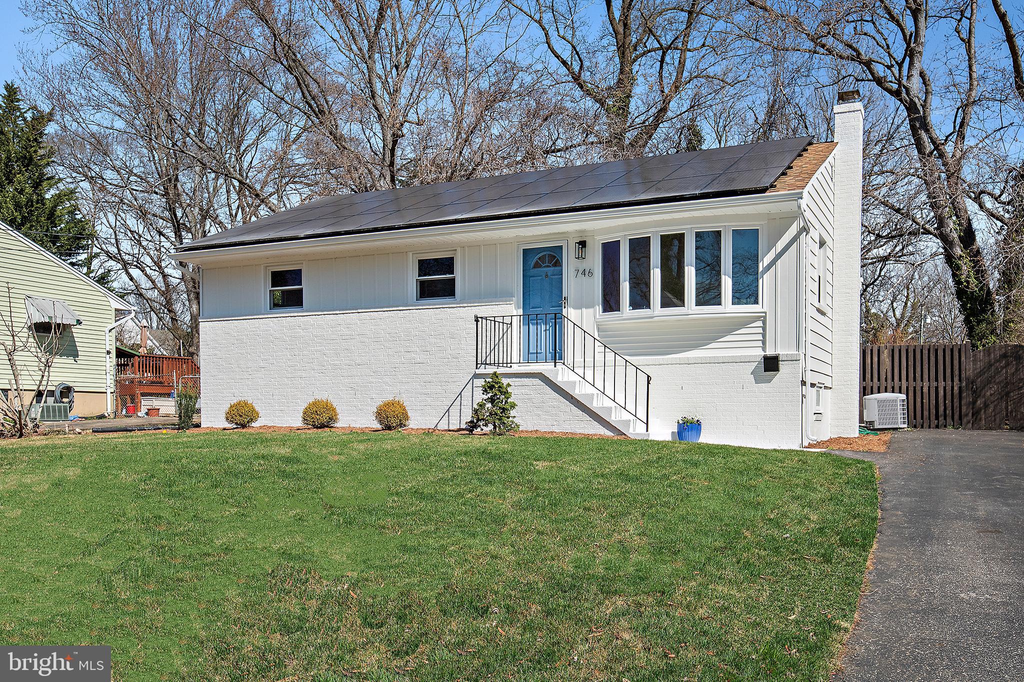 746 WARREN DRIVE