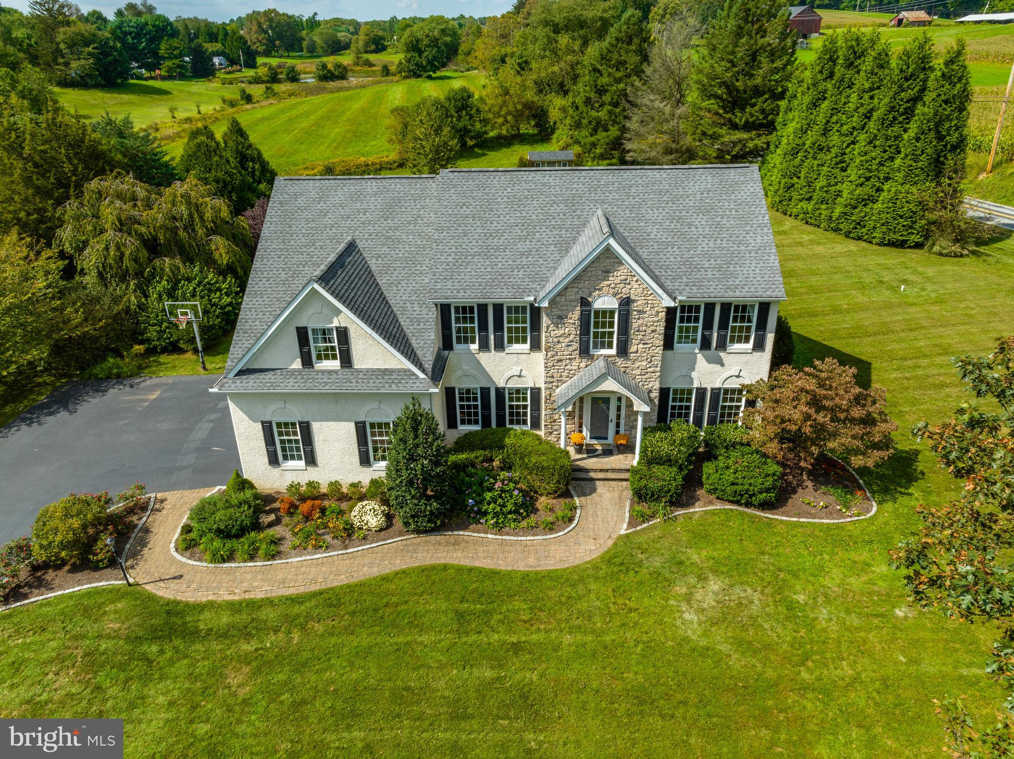 2 Honeysuckle Ln