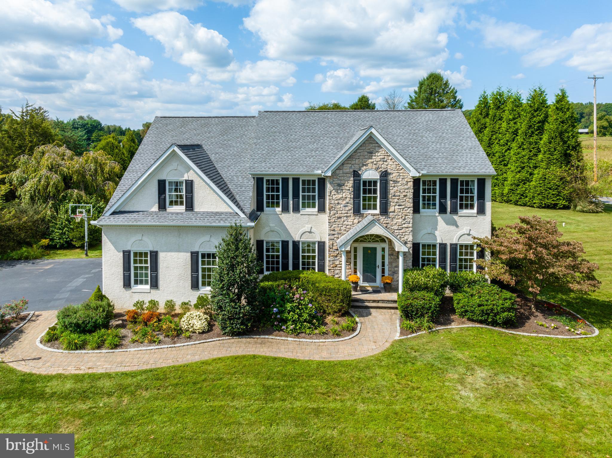 2 Honeysuckle Ln