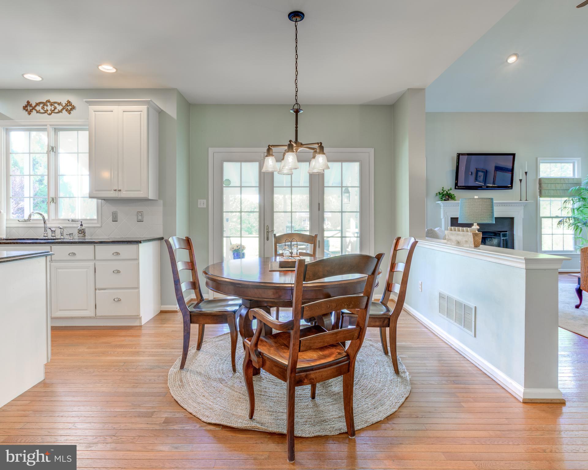 2 Honeysuckle Ln